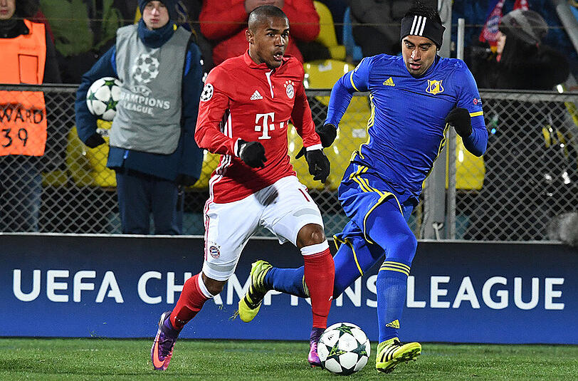 Douglas Costa - Note 4: Sorgte auf der Müller-Position für ordentlich Betrieb. Knapp drüber in Minute 32., mittenrein drei Minuten später: 1:0, das 400. Champions-League-Tor des FC Bayern. Auch am 1:1 beteiligt: mit einem kapitalen Fehlpass, der kurz vor der Halbzeit zum Gegentor führt. Abgetaucht in Halbzeit zwei.