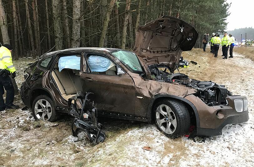 Neben der Autobahn A19 Berlin-Rostock zwischen Malchow und Linstow (Mecklenburg-Vorpommern) liegt nach einem Unfall ein Auto. Nach Glätteunfällen sind in Mecklenburg-Vorpommern drei Autobahnen teilweise gesperrt worden.