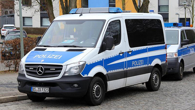 Polizeiautos während der Razzia in Göttingen am 9. Februar.