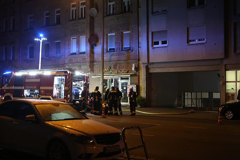 Die Feuerwehr fand in einem Bordell in Nürnberg eine tote Frau - die Bilder vom Einsatz.