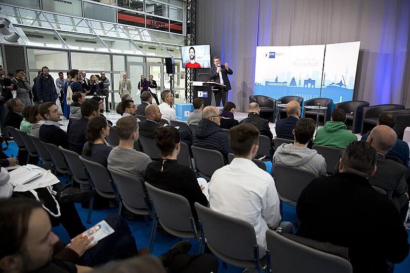 Am 9. November findet in München wieder die Gründermesse IHK EXISTENZ statt. Angeboten wird sie von der Industrie- und Handelskammer für München und Oberbayern (IHK) und richtet sich sowohl an Existenzgründer als auch an Jungunternehmer und Startups.