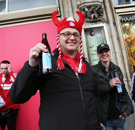 Die Bayernfans sind bereit für einen außergewöhnlichen Fußballabend. Bei brittischem Wetter und bayerischem Bier präsentieren sie die Fans lautstark am Marienplatz. Die besten Bilder.