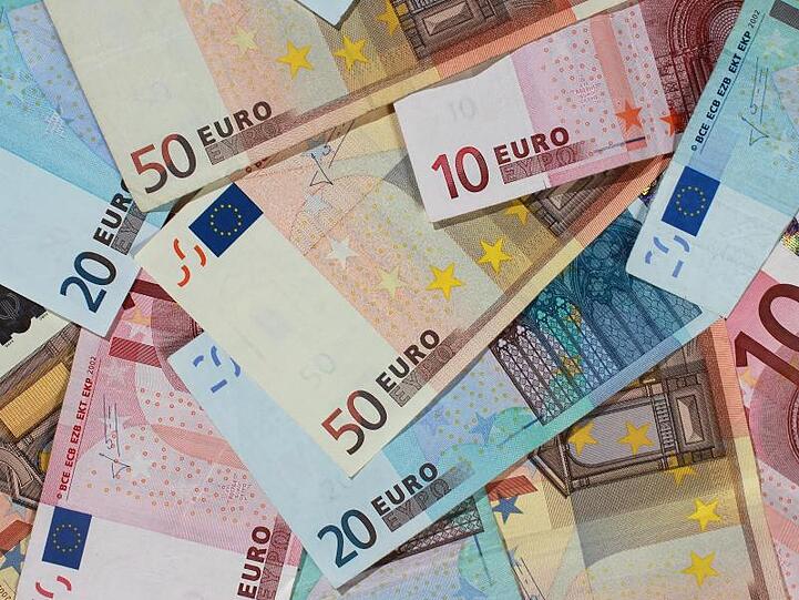 Banknoten von 50, 20 und 10 Euro liegen auf einem Tisch. Foto: Jens Wolf/Archiv
