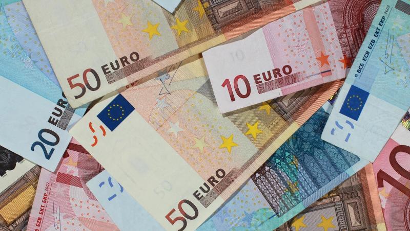 Banknoten von 50, 20 und 10 Euro liegen auf einem Tisch. Foto: Jens Wolf/Archiv Banknoten von 50, 20 und 10 Euro liegen auf einem Tisch. Foto: Jens Wolf/Archiv