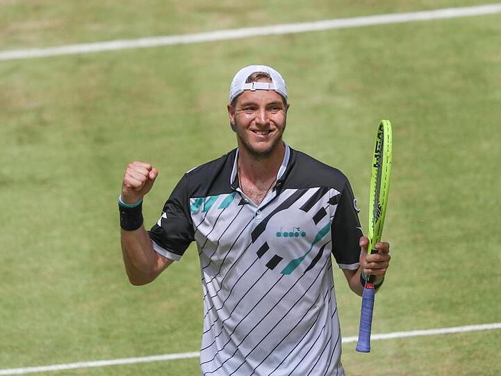 Jan-Lennard Struff feiert seinen Sieg.