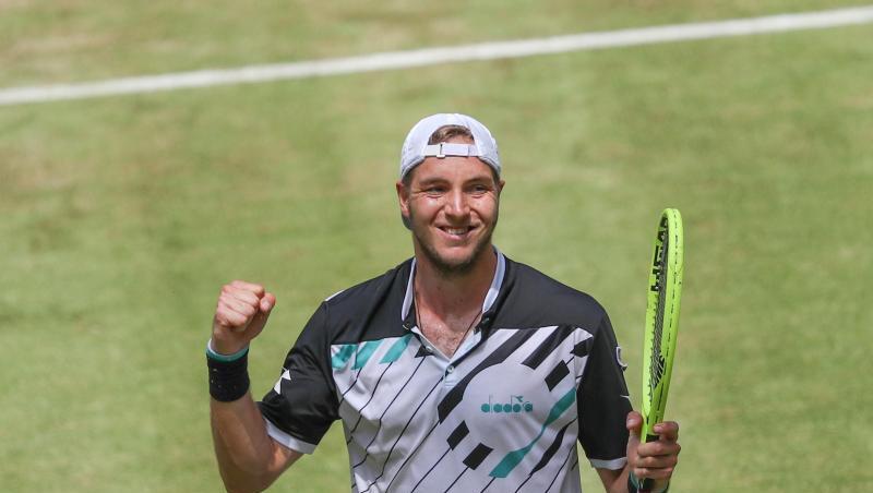 Jan-Lennard Struff feiert seinen Sieg. Jan-Lennard Struff feiert seinen Sieg.