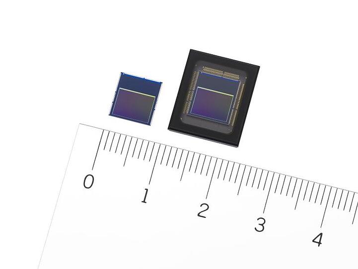 Die neuen Bildsensoren von Sony, IMX500 (l) und IMX501.
