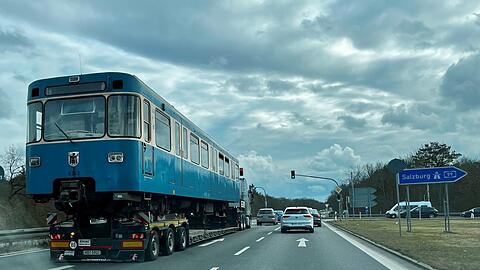 Ein A-Zug der Münchner U-Bahn auf seiner letzten Reise.