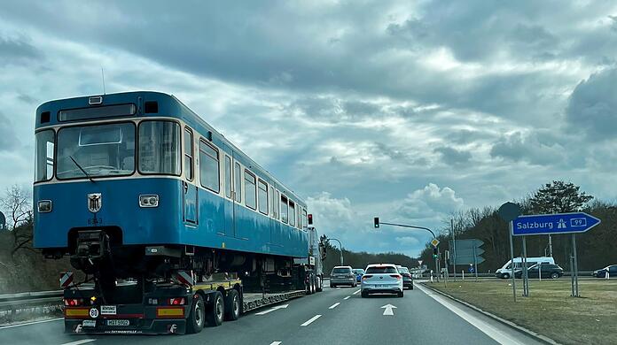 Ein A-Zug der Münchner U-Bahn auf seiner letzten Reise.