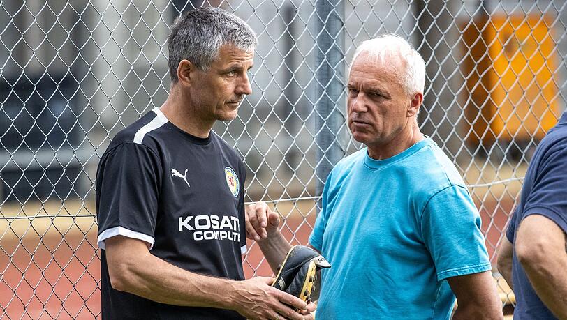Braunschweigs Trainer Jens Härtel (l) und Peter Vollmann, Geschäftsführer Sport.