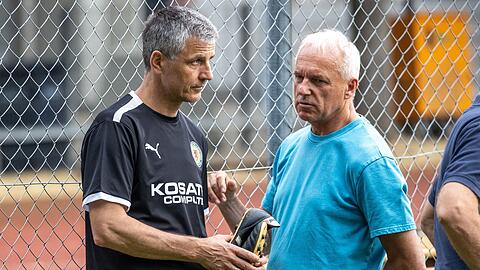 Braunschweigs Trainer Jens Härtel (l) und Peter Vollmann, Geschäftsführer Sport.