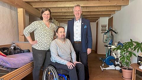 Michaela und Karl Hecht zusammen mit Helmut Plenk (r.), Kreisgeschäftsführer des Sozialverbands VdK in Deggendorf. Er begleitet die Familie seit Karls Erkrankung.