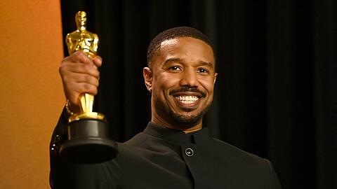 Michael B. Jordan mit seinem Goldjungen.