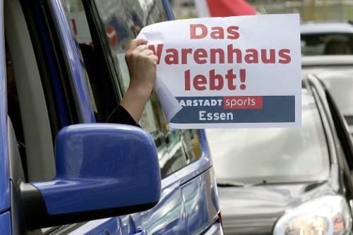 Nur nicht unterkriegen lassen: Trotz Insolvenz kämpfen die Karstadt-Beschäftigten weiter um ihre Jobs