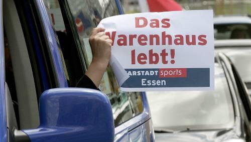 Nur nicht unterkriegen lassen: Trotz Insolvenz kämpfen die Karstadt-Beschäftigten weiter um ihre Jobs Nur nicht unterkriegen lassen: Trotz Insolvenz kämpfen die Karstadt-Beschäftigten weiter um ihre Jobs