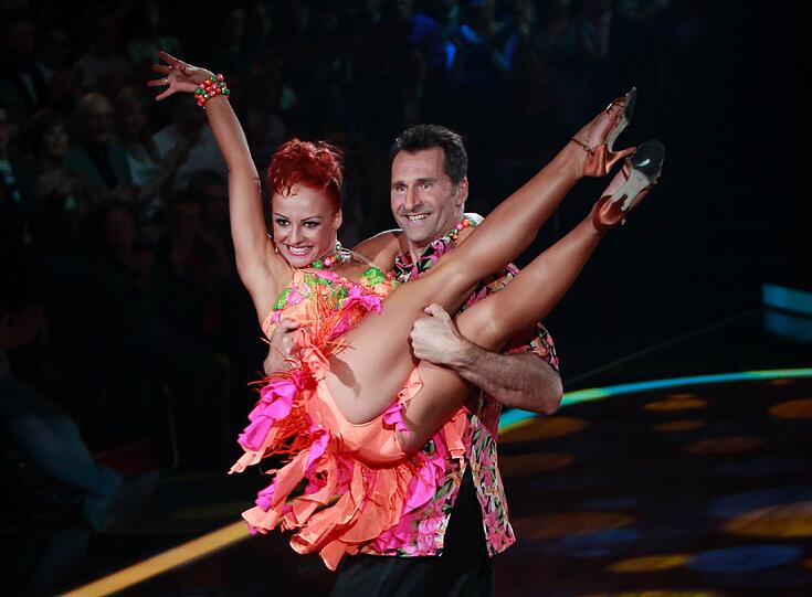 Die Promis bei Let's Dance geben Gas, zeigen immer mehr nackte Haut, immer gewagtere Outfits - sehen Sie hier die heißen Bilder...