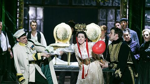 "Der Bettelstudent": Hans Gröning als Oberst Ollendorf, Elvira Hasanagiæ als Laura, Daniel Prohaska als Symon Symonowicz.