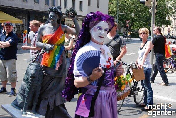 So schrill wird der CSD 2013 in der Münchner Innenstadt gefeiert. Noch mehr Partyfotos unter:  www.nachtagenten.de