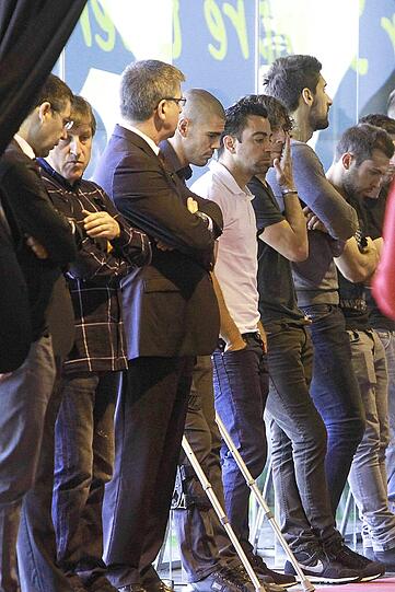 ... im Gebäude nehmen die Spieler wie hier Victor Valdés,  Xavi, Carles Puyol oder Jordi Alba und Trainer- Assistent Jordi Roura Abschied von Tito Vilanova.