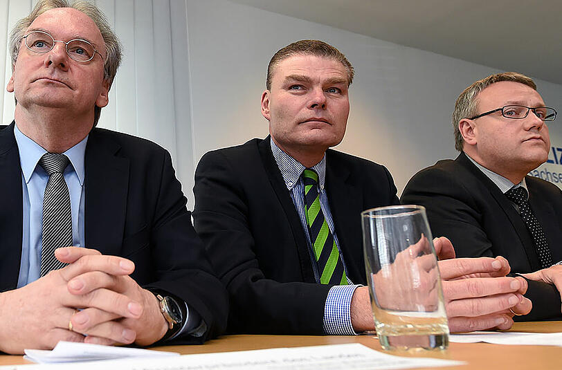 Sachsens-Anhalts Ministerpräsident Reiner Haseloff (l-r), Innenminister Holger Stahlknecht und der Landrat des Burgenlandkreises, Götz Ulrich (alle CDU), informieren am 04.04.2015 auf einer Pressekonferenz in Halle (Saale) (Sachsen-Anhalt) über den Brand in Tröglitz.