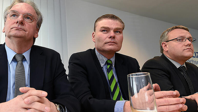 Sachsens-Anhalts Ministerpräsident Reiner Haseloff (l-r), Innenminister Holger Stahlknecht und der Landrat des Burgenlandkreises, Götz Ulrich (alle CDU), informieren am 04.04.2015 auf einer Pressekonferenz in Halle (Saale) (Sachsen-Anhalt) über den Brand in Tröglitz. Sachsens-Anhalts Ministerpräsident Reiner Haseloff (l-r), Innenminister Holger Stahlknecht und der Landrat des Burgenlandkreises, Götz Ulrich (alle CDU), informieren am 04.04.2015 auf einer Pressekonferenz in Halle (Saale) (Sachsen-Anhalt) über den Brand in Tröglitz.