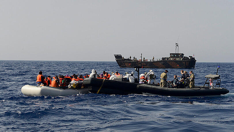Der europäische Militäreinsatz gegen Schleuserkriminalität im Mittelmeer vor der libyschen Küste wurde von den EU-Außenministern gebilligt. Der europäische Militäreinsatz gegen Schleuserkriminalität im Mittelmeer vor der libyschen Küste wurde von den EU-Außenministern gebilligt.