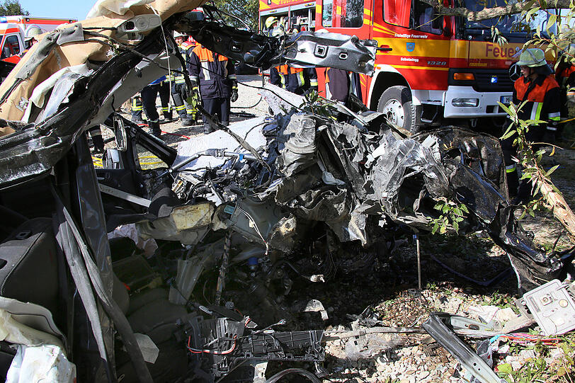 Zug erfasst Auto mit Familie: Bilder von der Unfallstelle.