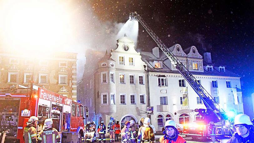 Bei dem Brand in Velden wurden zwei Menschen verletzt. Die Löscharbeiten waren langwierig.