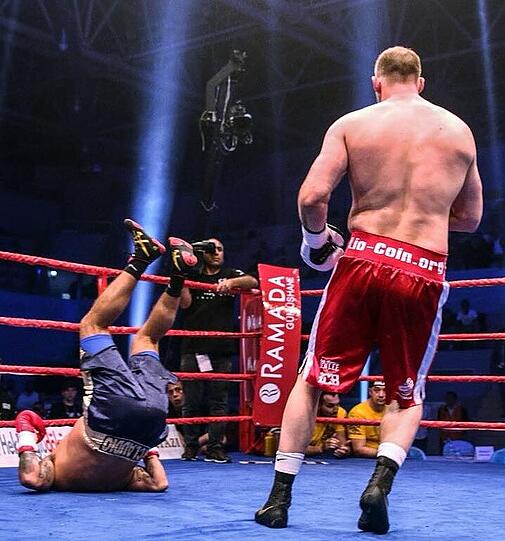 Mario Daser gewinnt den Boxkampf durch technischen K.o.