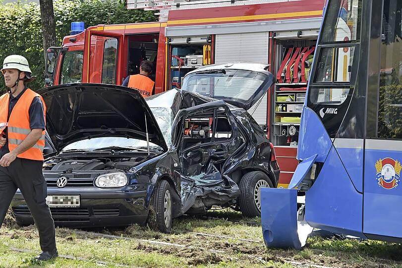 Das völlig eingedrückte Wrack des VW wurde noch ca. 30 Meter mitgeschleift &ndash; die Bilder vom Bergungseinsatz in der Agnes-Bernauer-Straße.