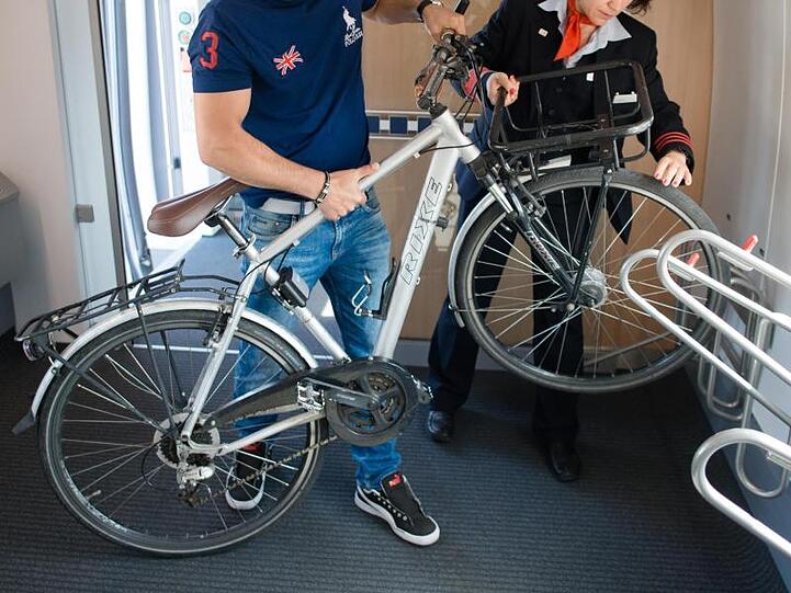 Ein Fahrgast verstaut sein Fahrrad in einem ICE 4. Die Bahn will diesen Service ausbauen.