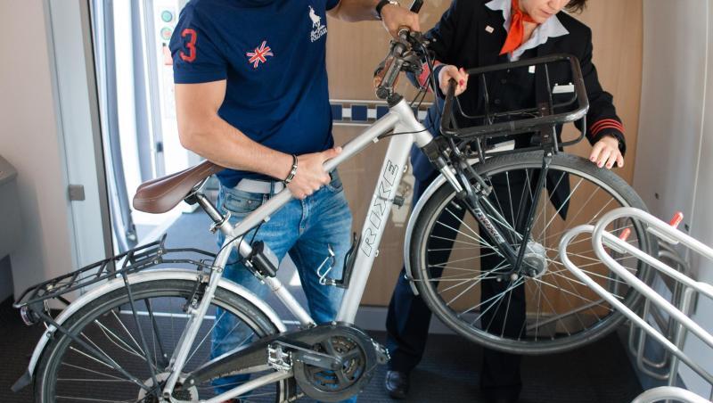 Ein Fahrgast verstaut sein Fahrrad in einem ICE 4. Die Bahn will diesen Service ausbauen. Ein Fahrgast verstaut sein Fahrrad in einem ICE 4. Die Bahn will diesen Service ausbauen.