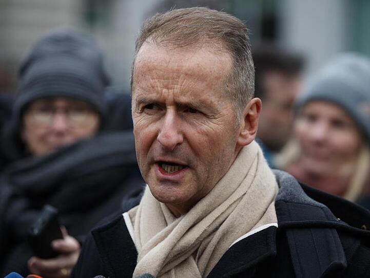 Herbert Diess, Vorstandsvorsitzender von Volkswagen, spricht zu Journalisten.