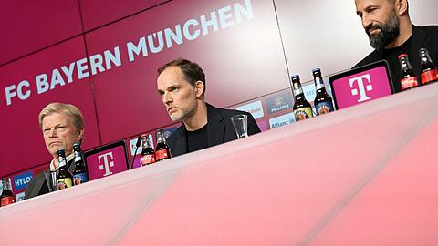 Einen großen Anteil an der Misere der Müchner haben die Bosse Hasan Salihamidzic (l.) und Oliver Kahn (r.). Trainer Thomas Tuchel muss die Fehler nun ausbaden.