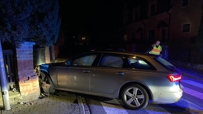 Ende der Verfolgungsfahrt: Im tschechischen Nyrsko fuhr der Mann mit dem gestohlenen Wagen gegen eine Gartenmauer.