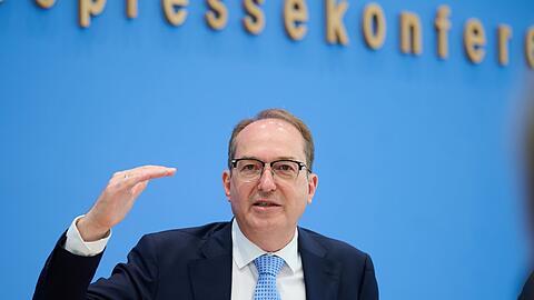 Bundesinnenminister Alexander Dobrindt (CSU) hofft, bis Ende des Jahres Vereinbarungen f&uuml;r Abschiebezentren in Drittstaaten geschaffen zu haben. (Archivbild)