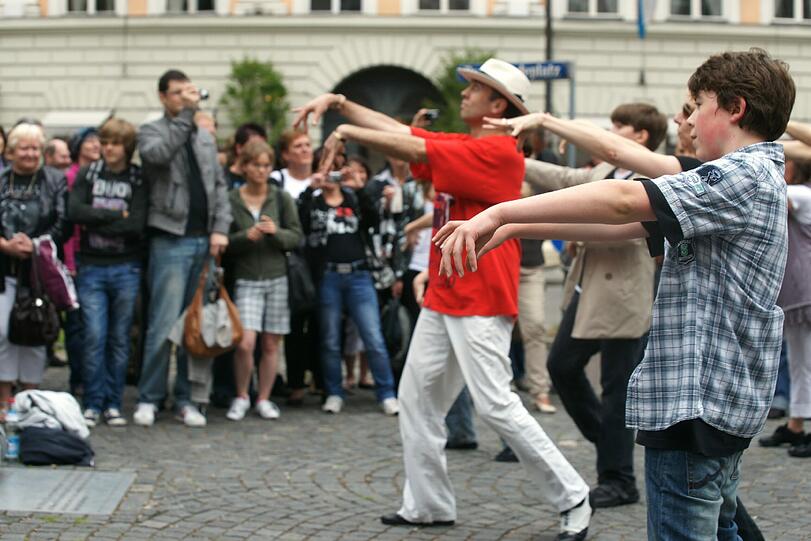 Zwar kein echter Flashmob - aber getanzt wurde auch am Promenade Platz für den toten King of Pop. Richtige Flashmobs gab's am Stachus und in der Bahnhofshalle.