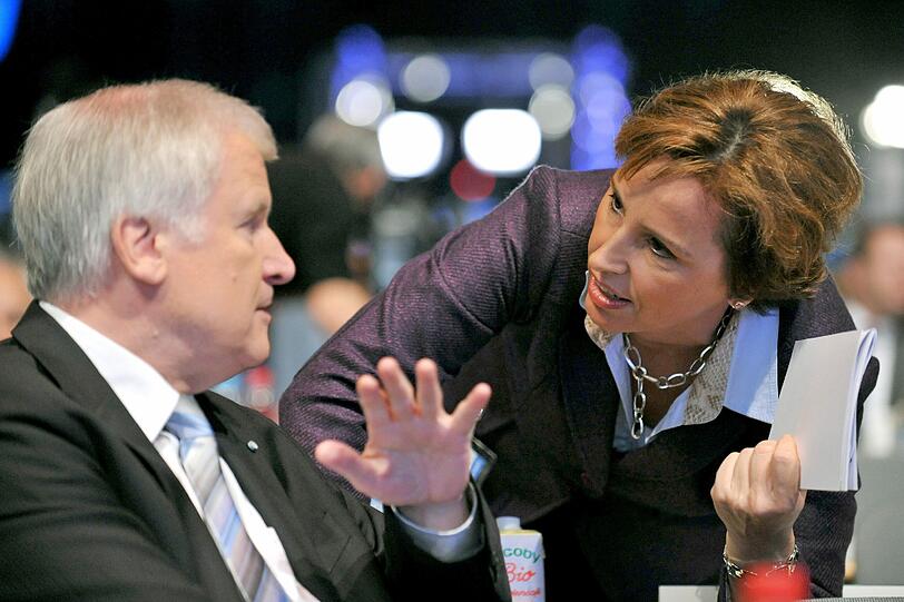 Der bayerische Ministerpräsident Horst Seehofer und Sozialministerin Christine Haderthauer unterhalten sich auf dem Parteitag.