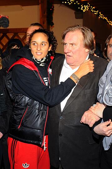 Roxane Depardieu umarmit ihren Vater.