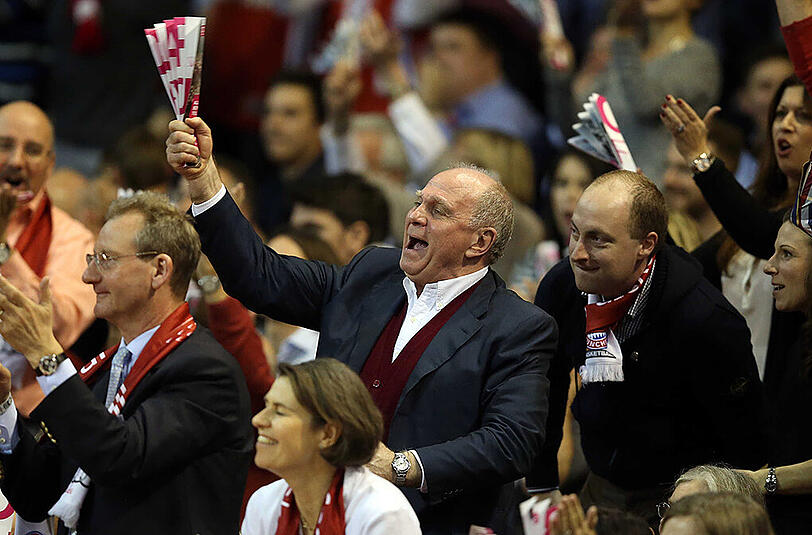 Uli Hoeneß war am Samstag mit seiner Frau Susi im Audi Dome zu Gast und bejubelte den Sieg des FC Bayern.