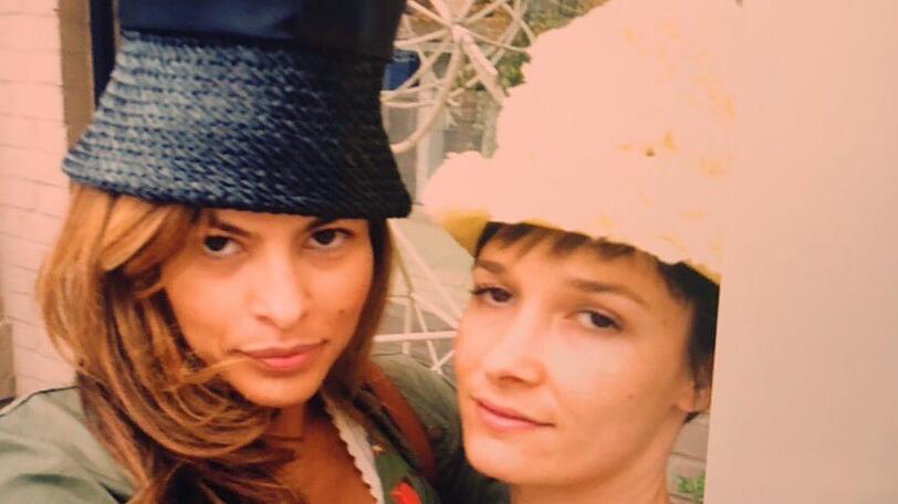 Notlandungen und Alte-Damen-Hüte: Wie ist wohl dieses Foto von Eva Mendes und Cassandra Grey entstanden?