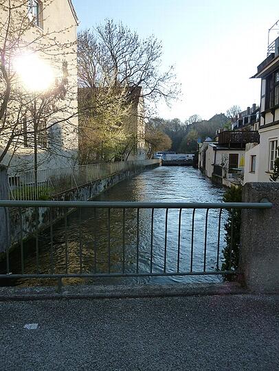 Hier besonders malerisch: Der Auer Mühlbach an der Mondstraße.