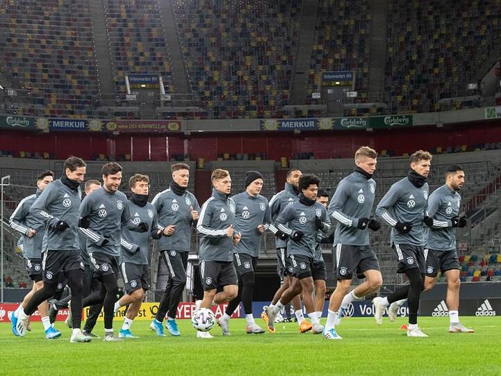 Hat die Qualifikation für die EM selbst in der Hand: Die deutsche Nationalmannschaft beim Training in Düsseldorf.
