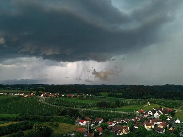 Ein heftiges Gewitter zieht von den Alpen Richtung Allgäu.