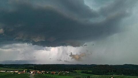 Ein heftiges Gewitter zieht von den Alpen Richtung Allgäu.