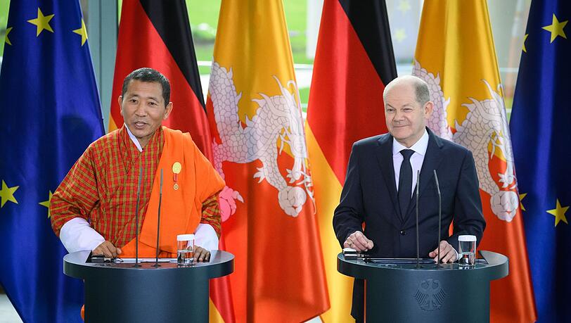 Bhutans Ministerpräsident Lotay Tshering (l) und Bundeskanzler Olaf Scholz äußern sich bei einer Pressekonferenz im Bundeskanzleramt.