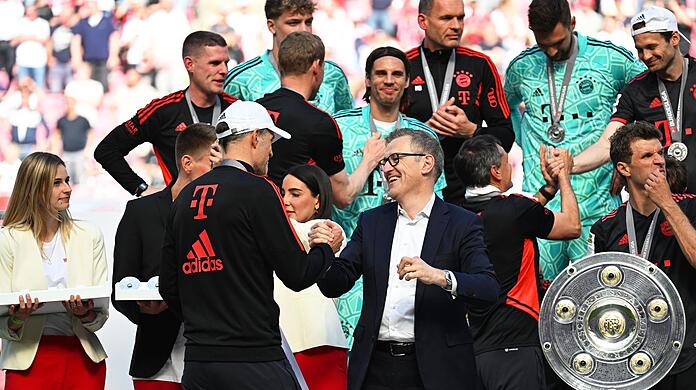 Jan-Christian Dreesen, DFL Finanzvorstand, gratuliert Thomas Tuchel zum Gewinn der Meisterschaft.