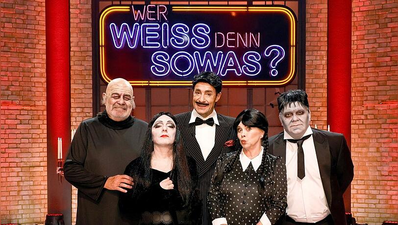 Kai Pflaume (m.), Bernhard Hoëcker (2.v.l.) und Elton (r.) begrüßen an Halloween Harry Wijnvoord (l.) und Marijke Amado (2.v.r.).