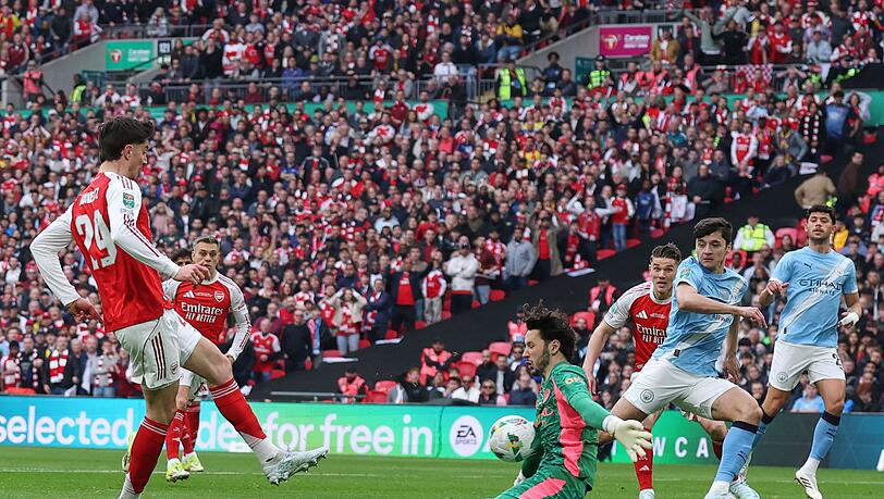 Vergibt Chance gegen City-Torwart James Trafford: Kai Harvertz.