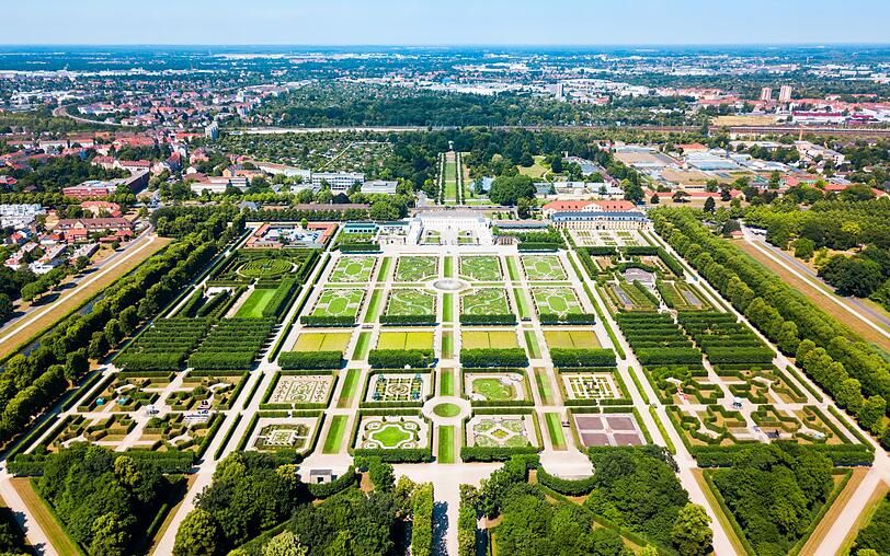 Nach dem Zweiten Weltkrieg war das Schloss Herrenhausen weitestgehend zerstört. Es dauerte bis 2013, bis das Schloss als Tagungszentrum und Museum wieder eröffnet werden konnte. Besonderes Augenmerk verdient die beeindruckende Gartenanlage mit dem historischen Kernstück, dem Großen Garten. Als Zeugnis seiner Zeit zählt er zu den bedeutendsten Barockgärten in Europa. Nach dem Zweiten Weltkrieg war das Schloss Herrenhausen weitestgehend zerstört. Es dauerte bis 2013, bis das Schloss als Tagungszentrum und Museum wieder eröffnet werden konnte. Besonderes Augenmerk verdient die beeindruckende Gartenanlage mit dem historischen Kernstück, dem Großen Garten. Als Zeugnis seiner Zeit zählt er zu den bedeutendsten Barockgärten in Europa.